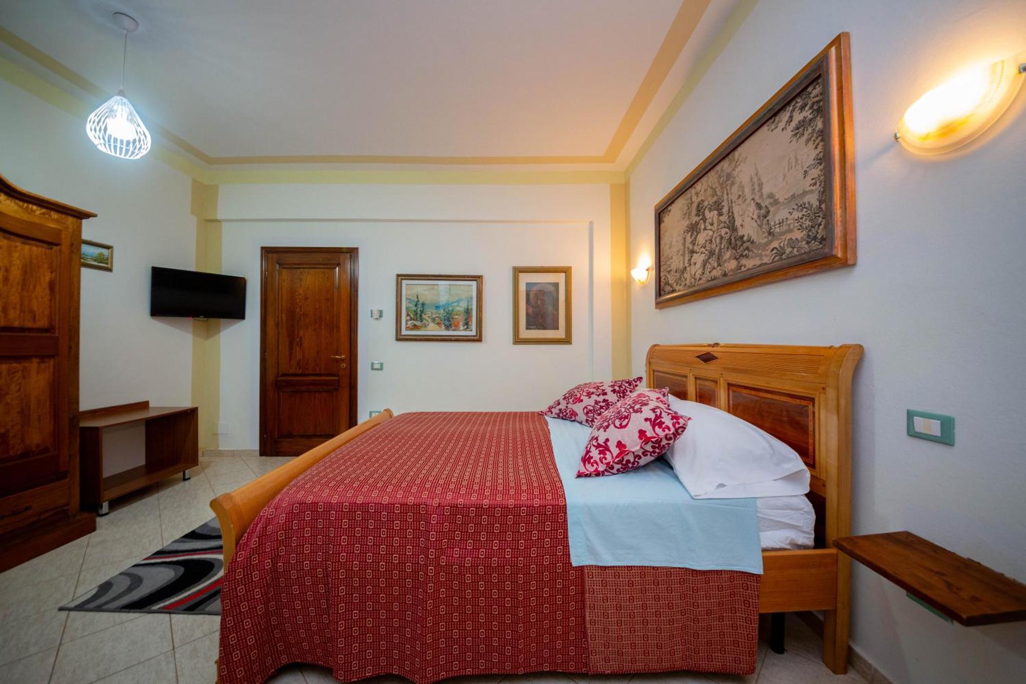 Hotel "San Saena " Radhime Exterior photo