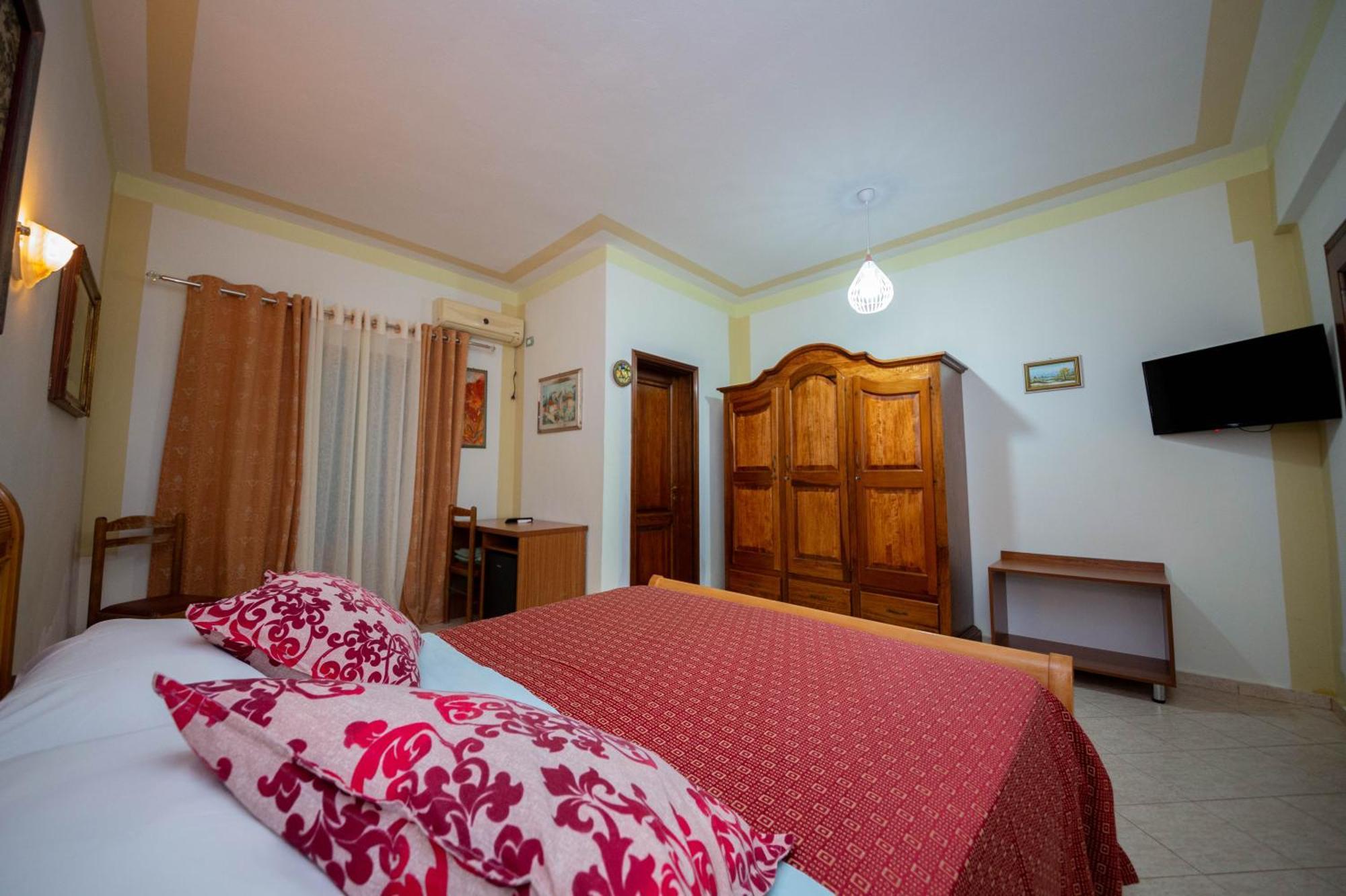 Hotel "San Saena " Radhime Exterior photo